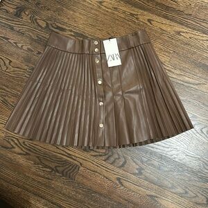 ZARA Faux Leather Pleated Mini Skirt With Front Metal Gold Snap Button Closure